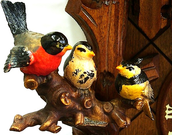 □オルゴール付き鳩時計（１日巻き）ドイツ製 素晴らしい木彫の小鳥が